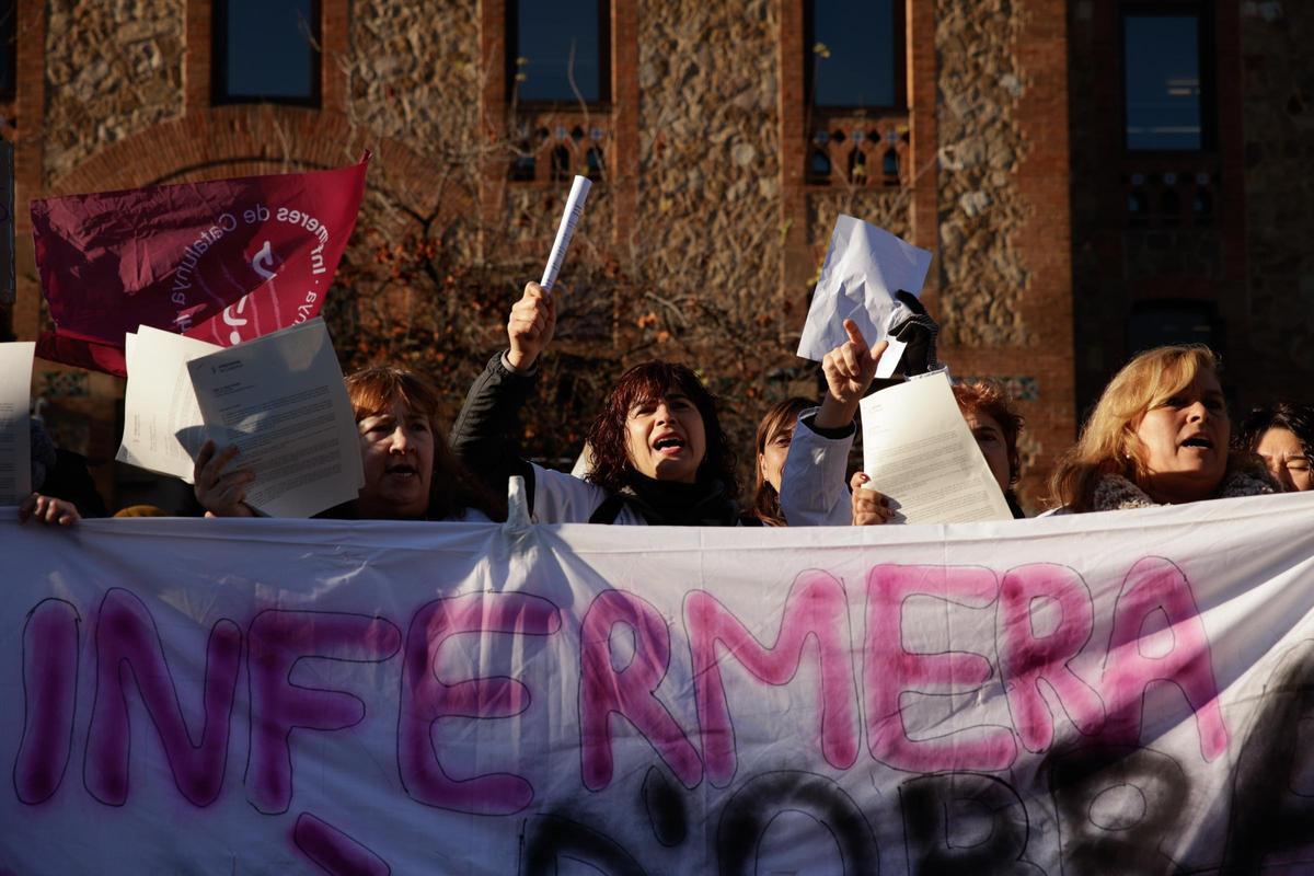 Continúa la concentración de Infermeres de Catalunya para reclamar mejoras laborales