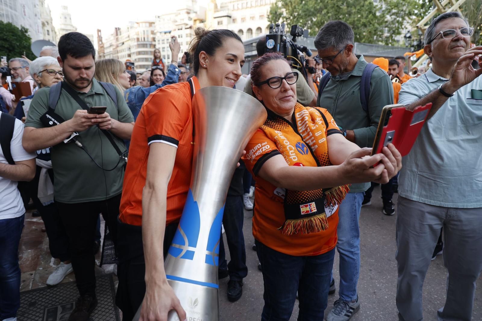 El Valencia Basket celebra en casa su triplete histórico