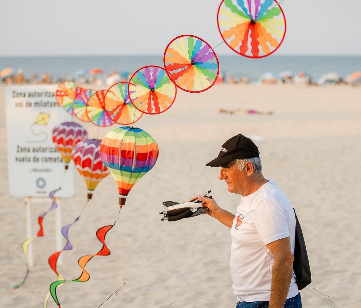 Vuelo de cometas en la playa de Gandia.