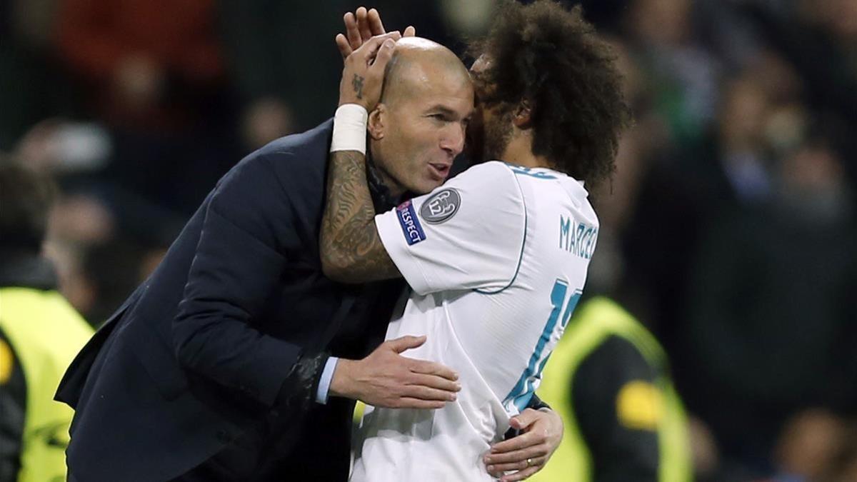 Marcelo se abraza a Zidane tras marcar el tercer gol del Madrid ante el PSG