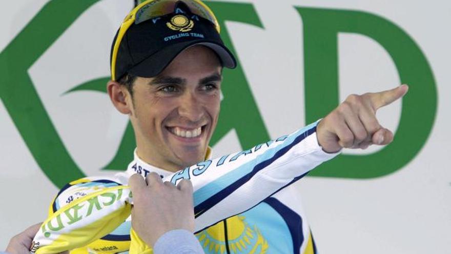 El ciclista español del Astana Alberto Contador, en el podio tras continuar como líder de la clasificación general al finalizar la cuarta etapa de la Vuelta al País Vasco, que ha transcurrido entre Eibar y la localidad vizcaína de Güeñes, con 161 kilómetros de recorrido. EFE/Alfredo Aldai