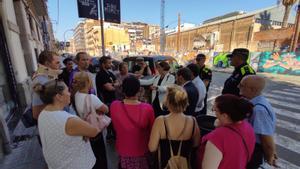 Colau dialoga con un grupo de vecinos de la calle de Pere IV, un lugar en el que se registran quejas vecinales por los ruidos nocturnos.