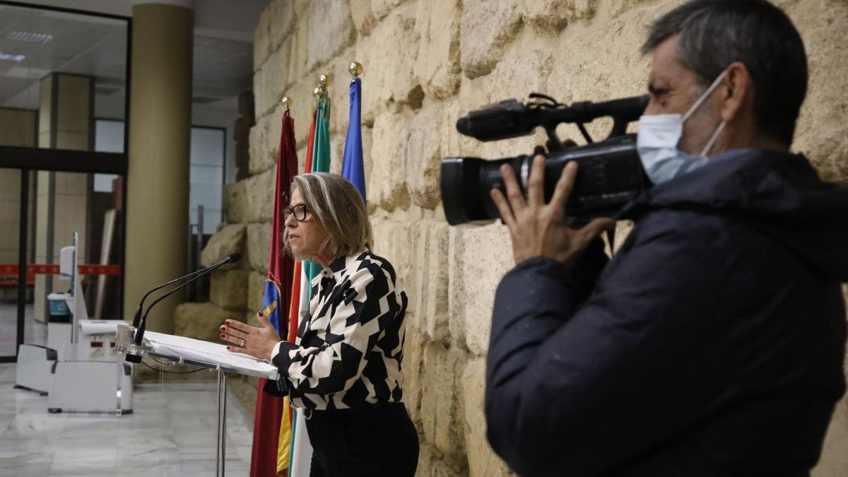 La primera teniente de alcalde, Isabel Albás, en la rueda de prensa de hoy.