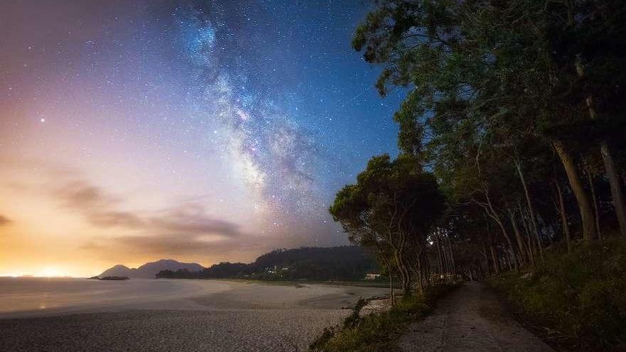 Cielo estrellado fotografiado desde el paseo de Cíes, junto a la playa de Rodas.  // Daniel Lamas / Daniel Lois