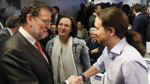 Mariano Rajoy y Pablo Iglesias se saludan, ante la mirada de Carolina Bescansa, en el acto de entrega de los premios Efe Cultura.