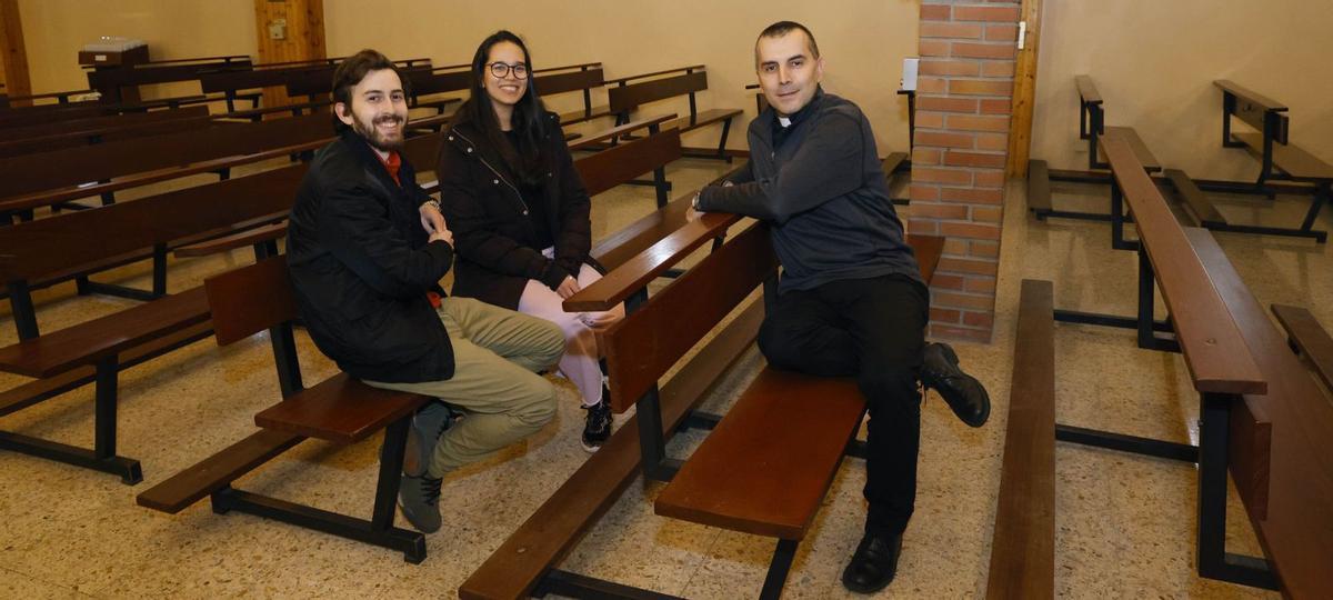 Jóvenes argentinos hablan con el padre Alberto, de Migraciones. | // ALBA VILLAR