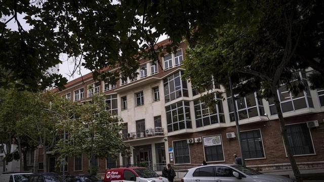 Façana de l’institut Sants, a Barcelona.