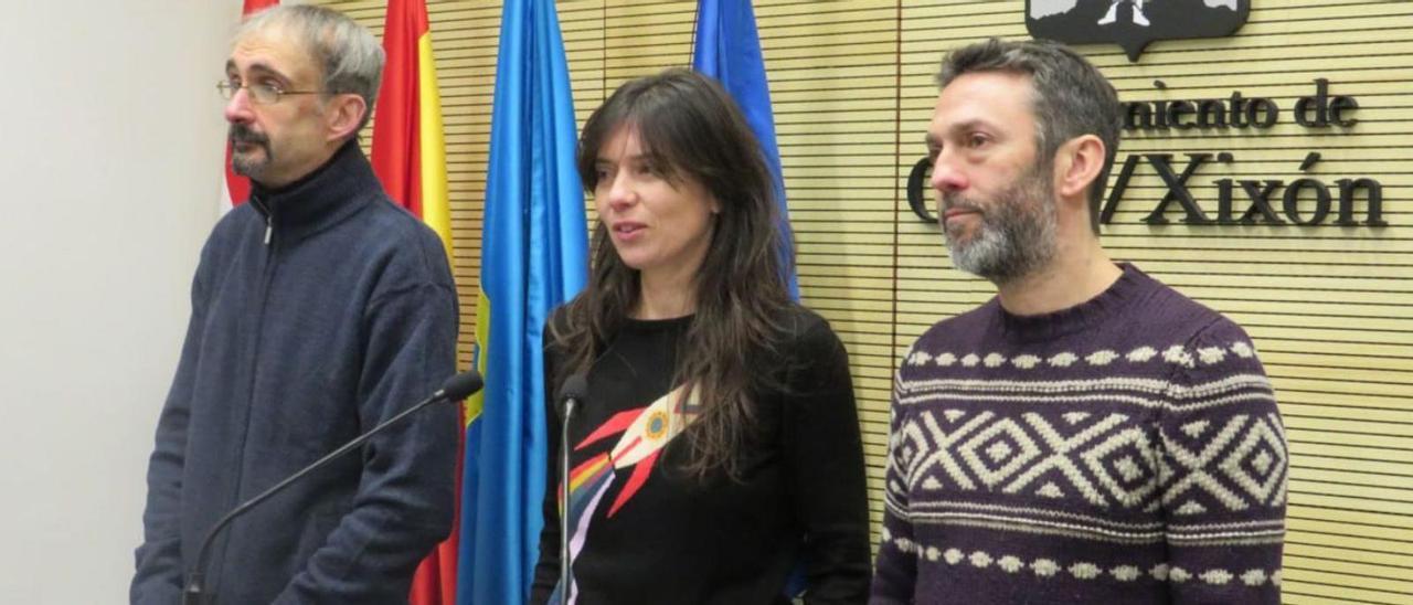Por la izquierda, Rufino Fernández, Laura Tuero y  Juan Chaves, ayer, en el Ayuntamiento de Gijón.