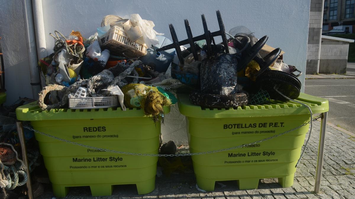 Contenedores del programa “Marine Litter Style”, centrado en la valorización de basuras marinas y residuos inorgánicos para la industria textil.