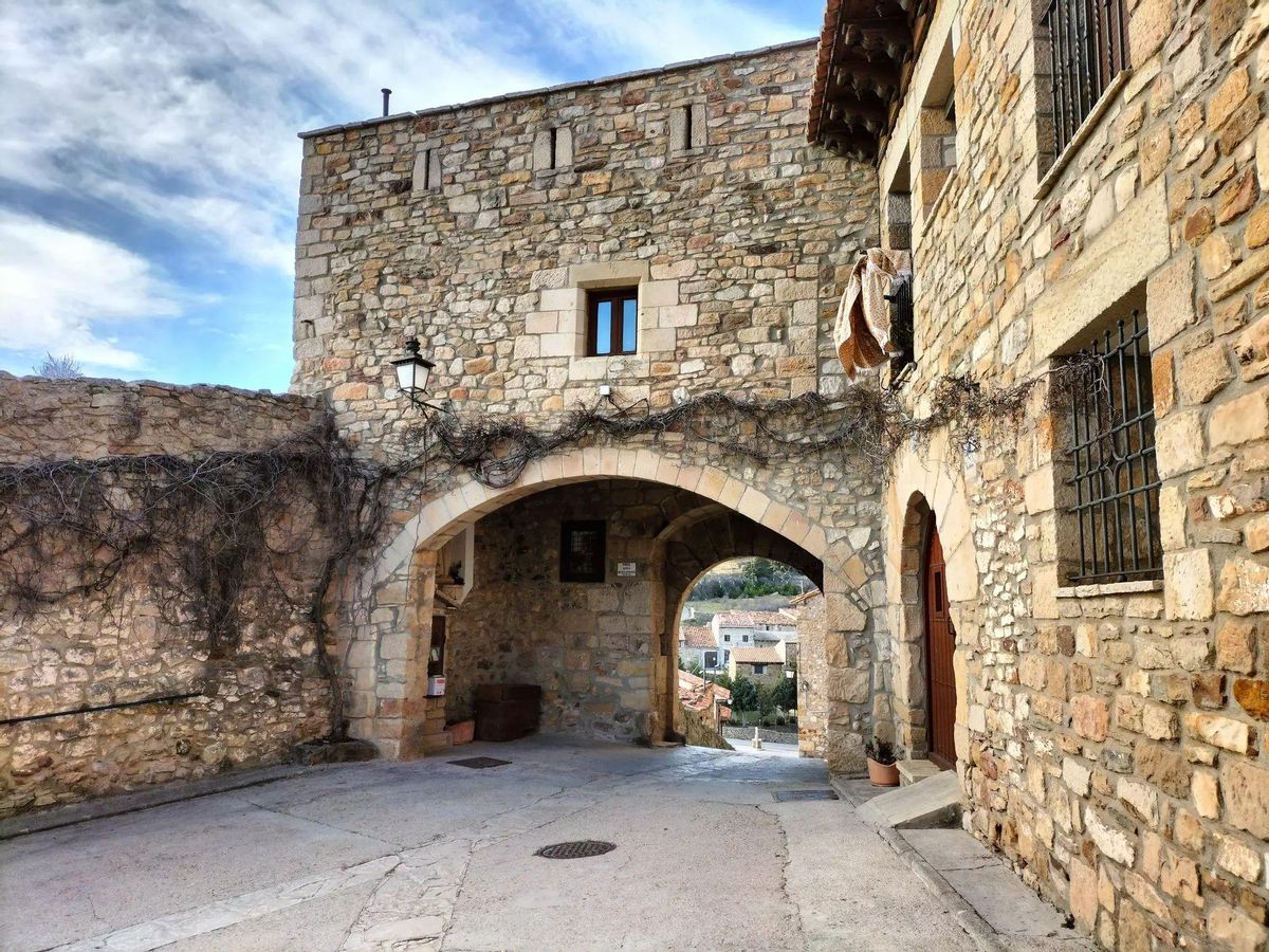 Uno de los portales de la muralla de Puertomingalvo.