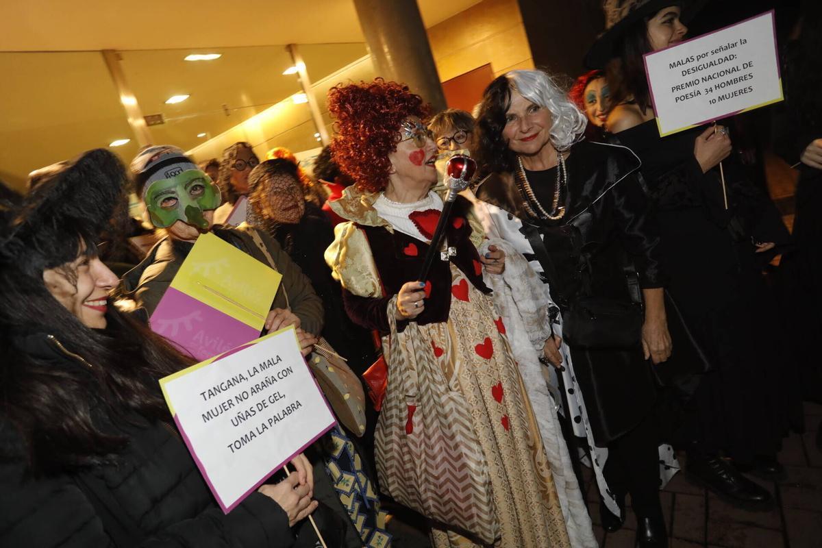 Participantes del Jueves de Comadres en una edición anterior del Antroxu de Avilés.