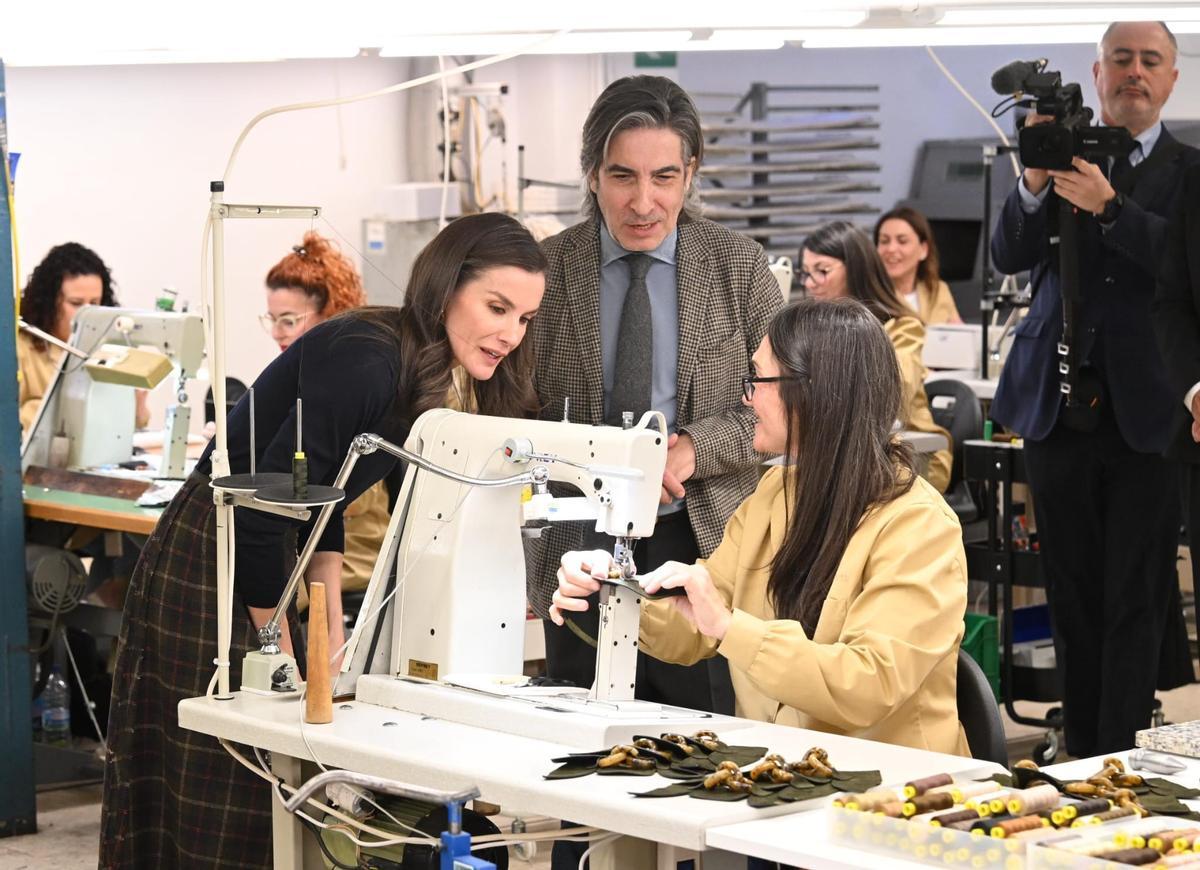La reina Letizia visita la fábrica de calzado de la firma Pedro García