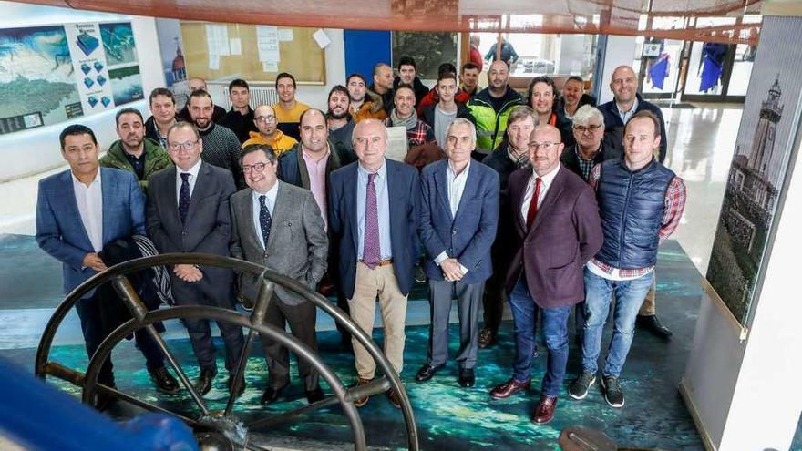 Los alumnos posan con sus diplomas acompañados por las autoridades, en primera línea, con Santiago Rodríguez -segundo por la izquierda-, Laureano Lourido -tercero- e Indalecio Estrada -cuarto-, en el centro gijonés.