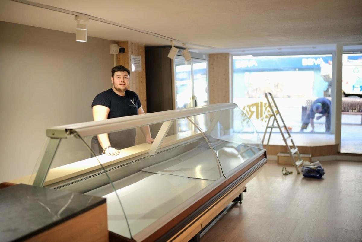 Antonio Vázquez Rodríguez, de 21 años, posa en el interior de su nueva tienda de Mérida