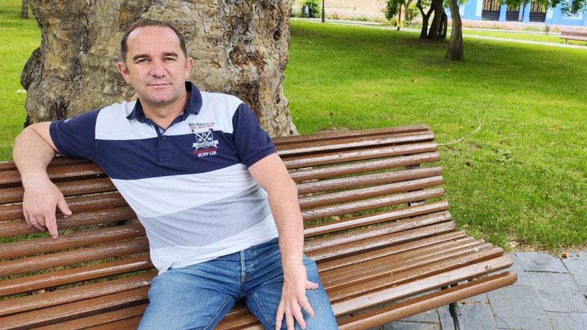 José Luis Tamargo, presidente de la Hermandad de Santiago y Santa Ana, en el parque de Arriba.