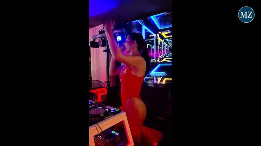 Freizügige Gesangsperformance mit Micaela Schäfer: So geht es im Club des Chalet X von Krümel in Peguera zu