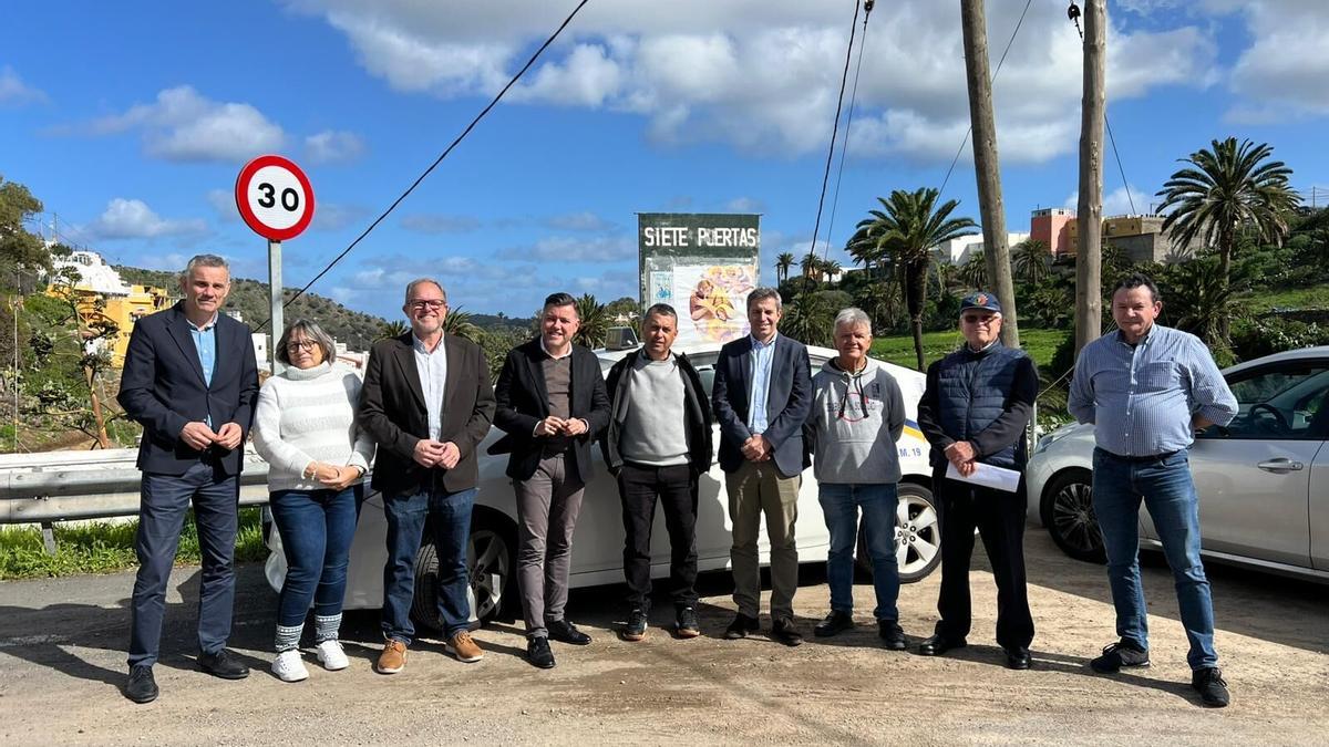 José Eduardo Ramírez y Teodoro Sosa junto a vecinos de Siete Puertas