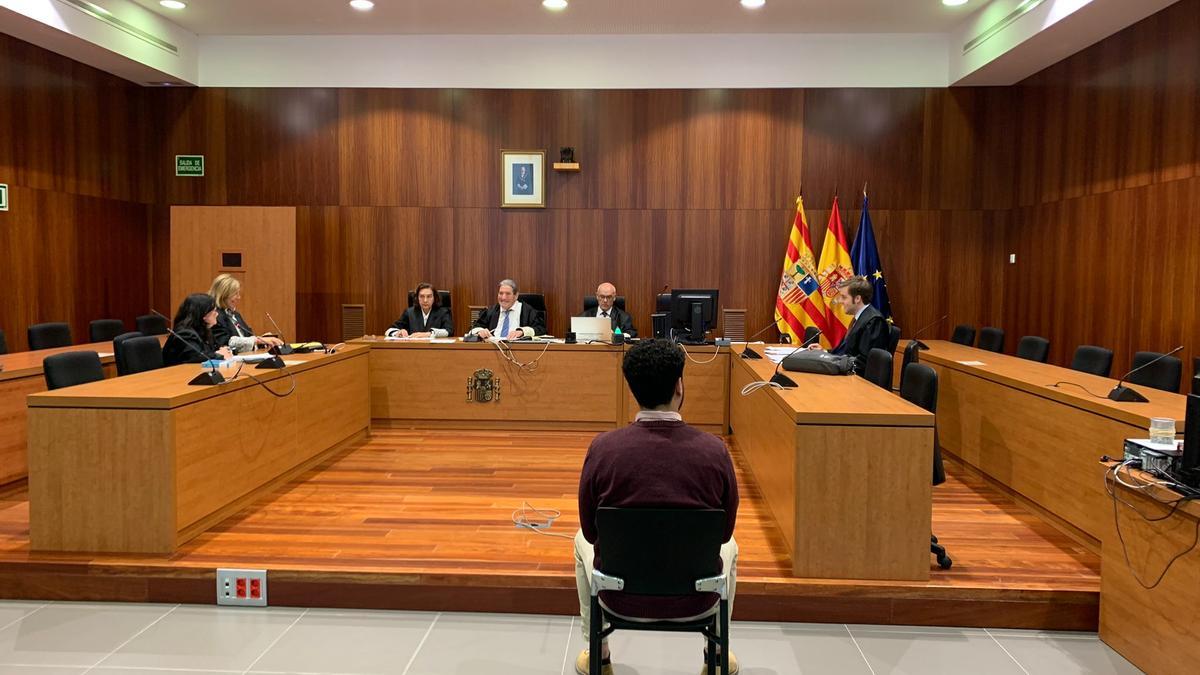 F. J. C. G., ayer, en el banquillo de los acusados de la Audiencia Provincial de Zaragoza.