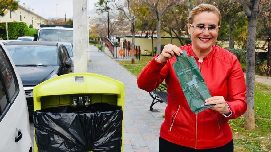 La alcaldesa fuengiroleña, Ana Mula, ha dado a conocer que en Los Boliches y Los Pacos se están instalando papeleras con dispensadores de bolsas, todo para facilitar al máximo la recogida de excrementos