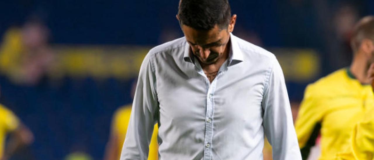 Manolo Jiménez, técnico de la UD Las Palmas, mira al suelo tras el pitido final frente al Alcorcón en casa.