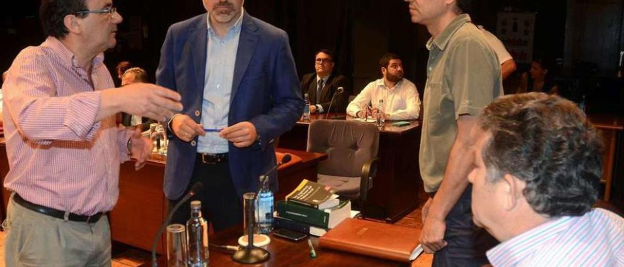 Raimundo González, Jacobo Moreira y Miguel Anxo Fernández Lores, durante un pleno. // Rafa Vázquez