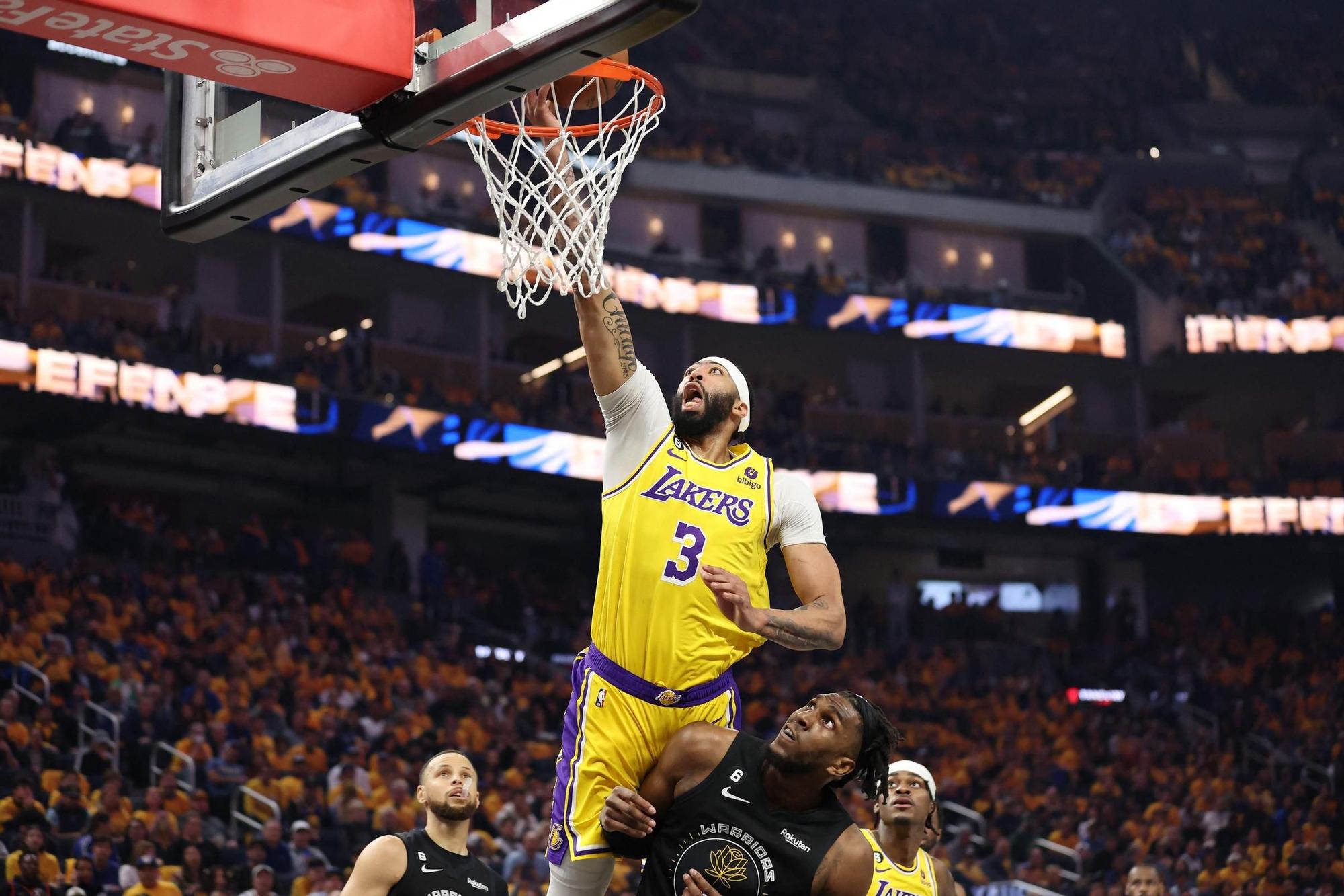 Anthony Davis penetra a canasta ante los Warriors