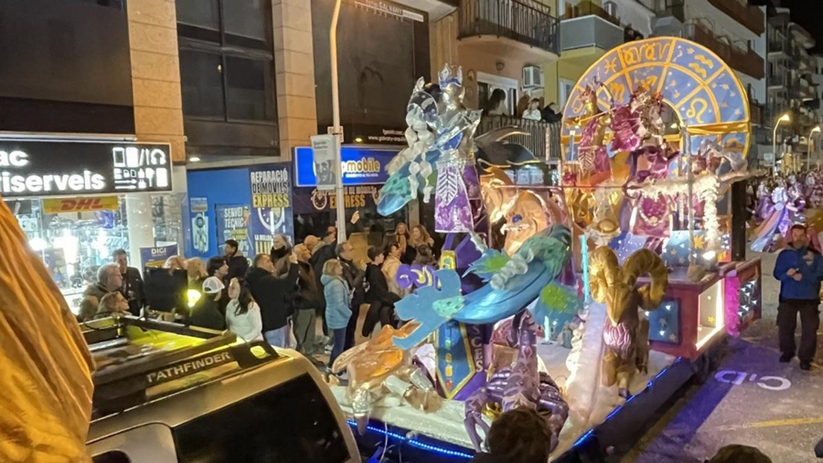 Milers d’espectadors segueixen la Rua de Carnestoltes de Blanes, l’acte central del XIII Carnaval Costa Brava Sud. Milers d’espectadors segueixen la Rua de Carnestoltes de Blanes, l’acte central del XIII Carnaval Costa Brava Sud.