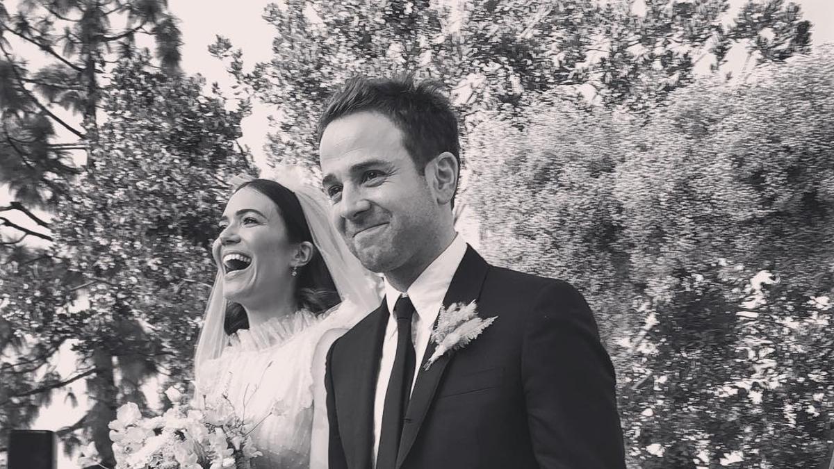 Mandy Moore se casa con Taylor Goldsmith en un vestido rosa