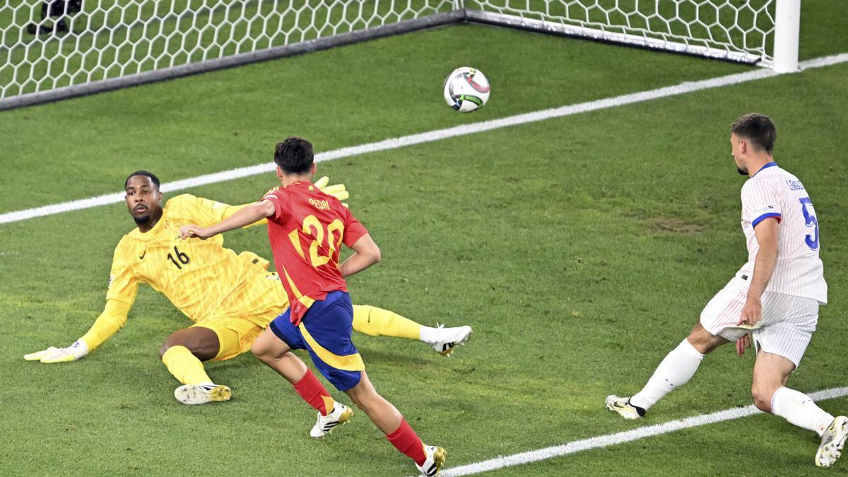 Pedri pic車 la pelota que signific車 el cuarto tanto de la Roja frente a Alemania