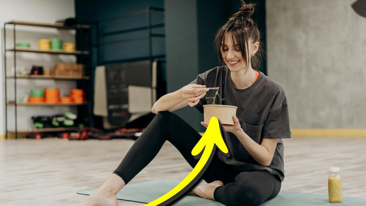 Una mujer comiendo después del entrenamiento