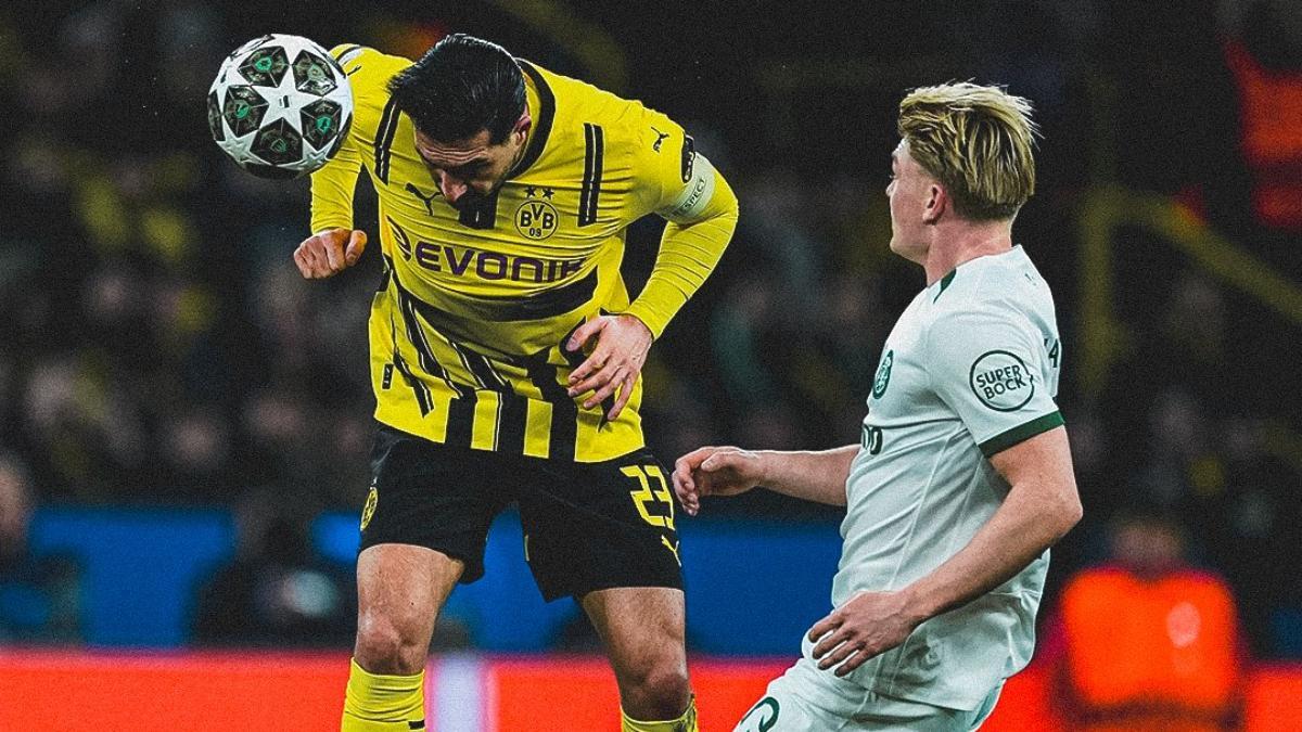 Emre Can remata un balón frente a un rival