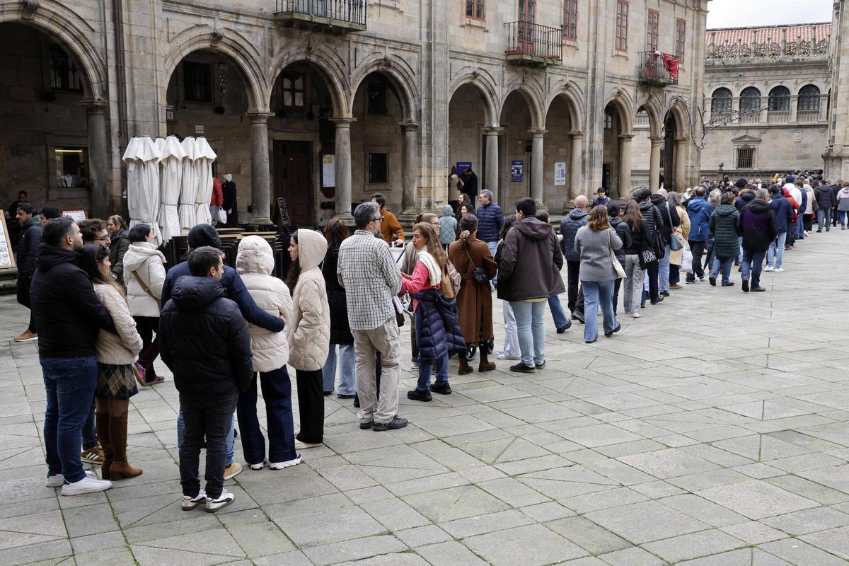 Turistas hacen cola para acceder a la Catedral, en el pasado puente de diciembre