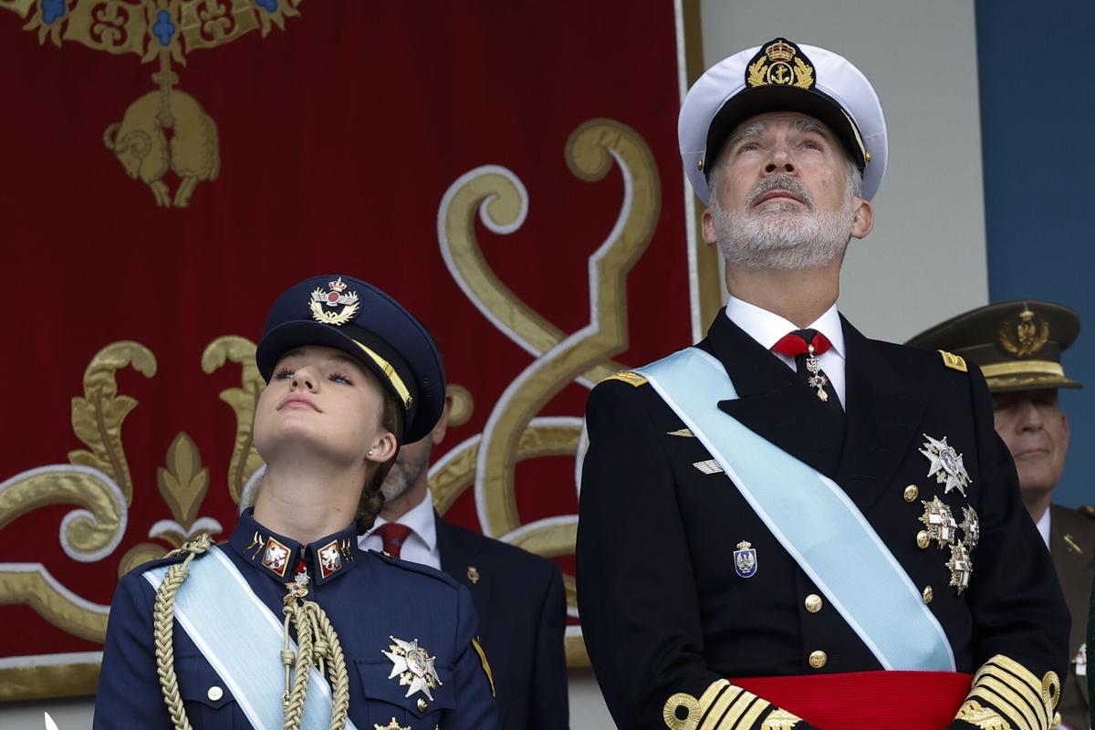 MADRID, 12/10/2025.- El rey Felipe y la princesa Leonor durante el desfile de las Fuerzas Armadas con motivo de la Fiesta Nacional este domingo en Madrid. EFE/Chema Moya