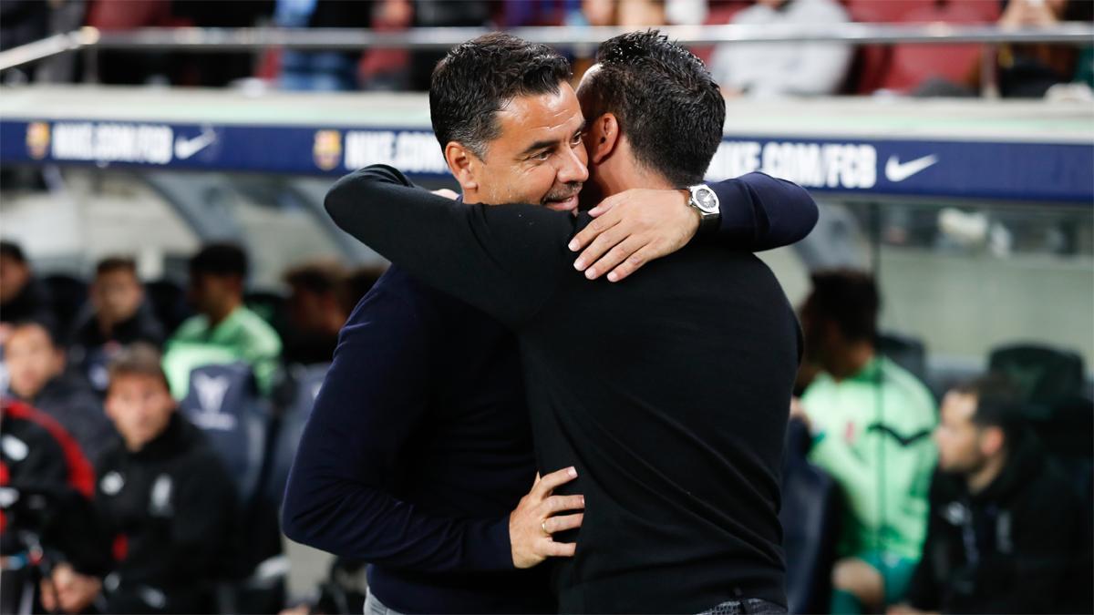 Xavi Hernández se abraza a Míchel antes del Barcelona - Girona