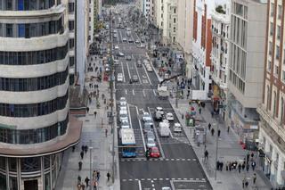 La Gran Vía reabre con la iluminación de Navidad tras nueve meses de obras