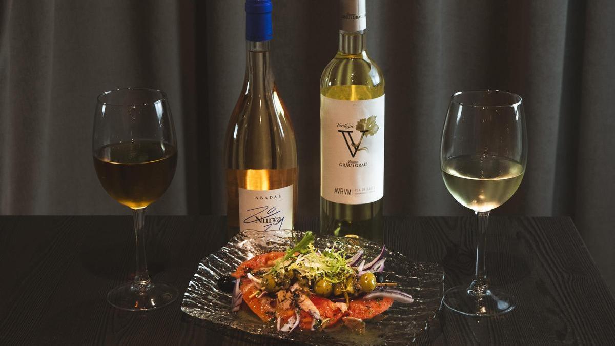 Amanida de ventresca i tomàquet maridada amb dos vins de la DO Pla de Bages