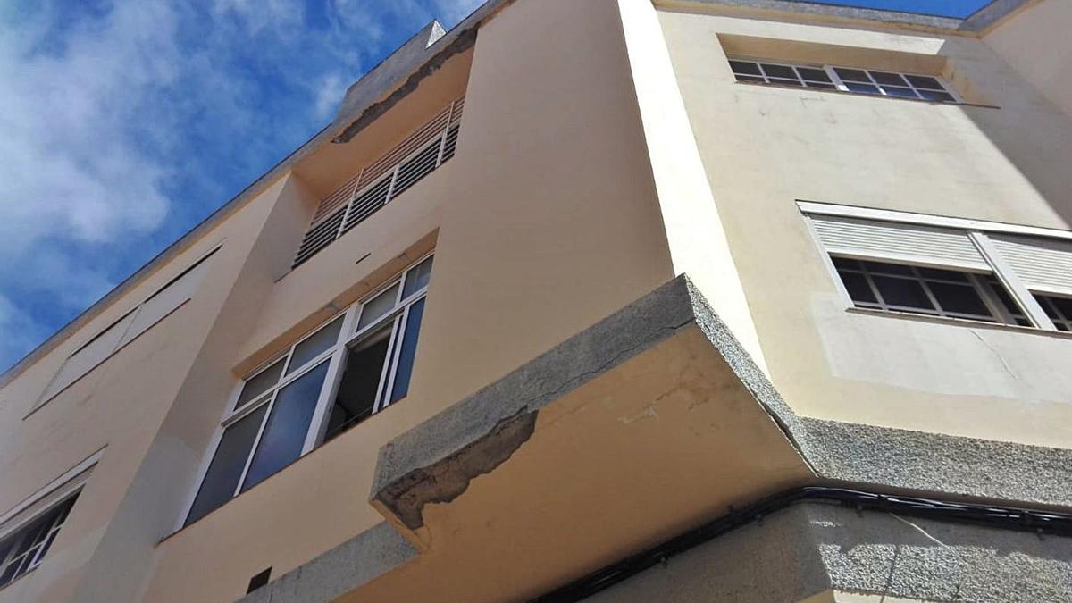 El edificio de El Canario que tuvo desprendimientos en la fachada y no se han reparado casi un año después. | | LP/DLP