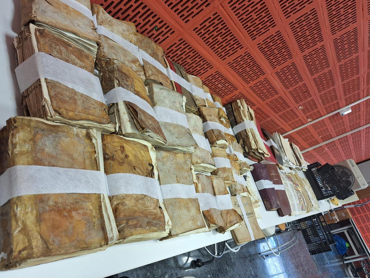 El Institut de Restauració recupera medio centenar de volúmenes afectados por la inundación de los fondos de Algemesí