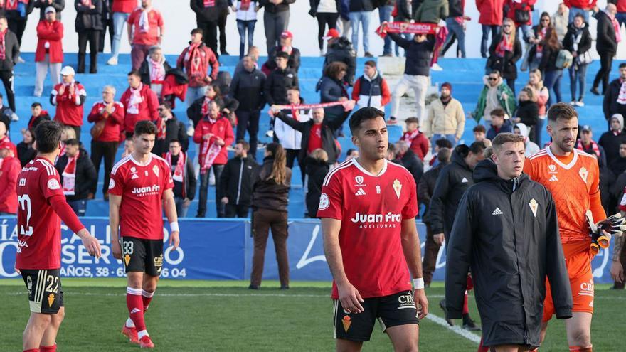 Rostros serios de los jugadores del Real Murcia tras la derrota en Linares. | PEPE VALERO