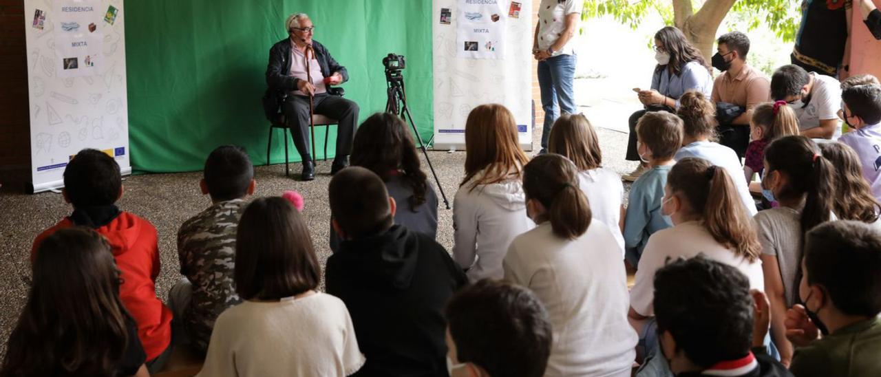 Julián Ruiz hablando ayer a los alumnos del Colegio Severo Ochoa. | Juan Plaza