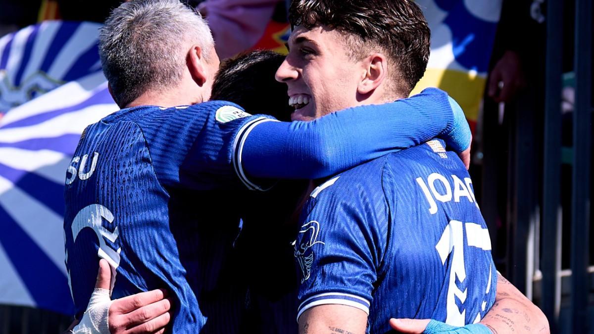 Jugadores del Badalona celebrando un gol