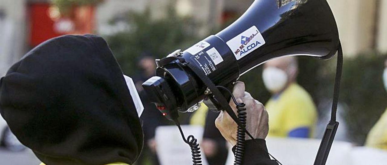 Un trabajador de Alu Ibérica vocea consignas con un megáfono en una pasada protesta laboral. | Julián Rus