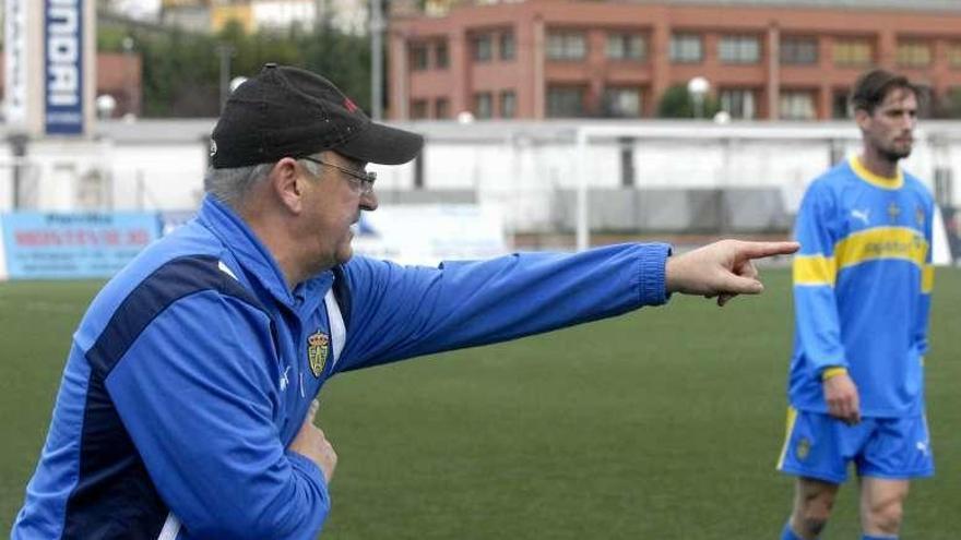 Xiel imparte instrucciones, con Luis Enrique a la derecha.