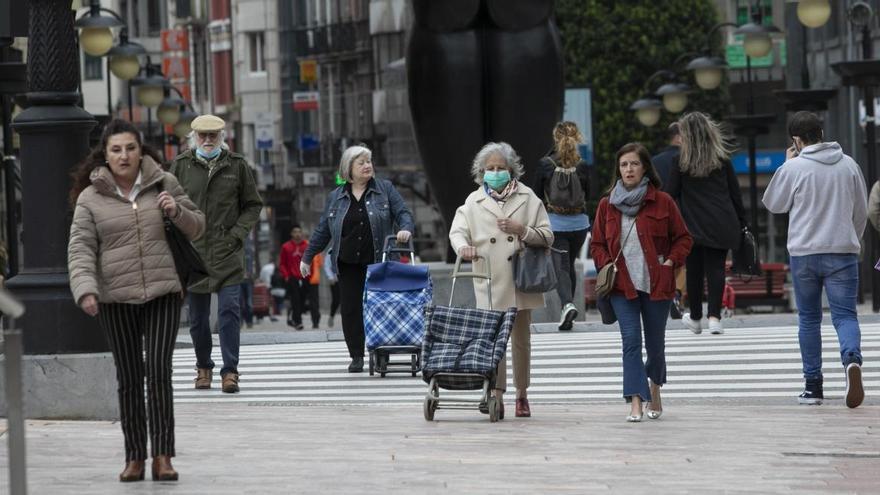 El presidente de Asturias, Adrián Barbón, anuncia el uso obligatorio de la mascarilla: &quot;Ante la relajación hay que dar un paso atrás&quot;. // FdV