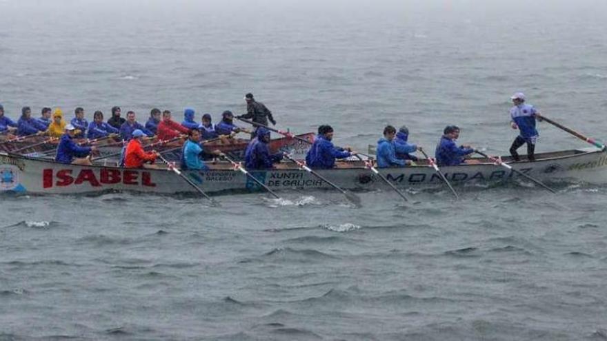 Trainera de Mecos durante una competición en la ría de Arousa. // Noé Parga