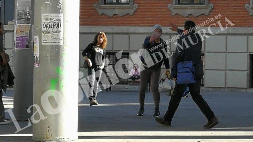 La mujer, rociando con gas pimienta en la plaza de la Merced