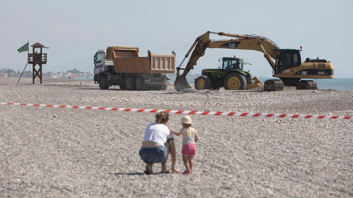 Comienza la retirada de grava de la playa de Corinto