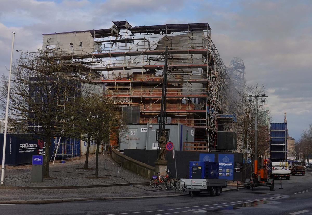 La Bolsa de Valores, uno de los edificios más antiguos de Copenhague, arrasada por un incendio.