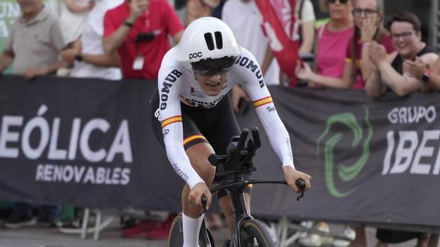 Óscar Vián entrando en la meta de Benavente.  | JOSÉ LUIS FERNÁNDEZ