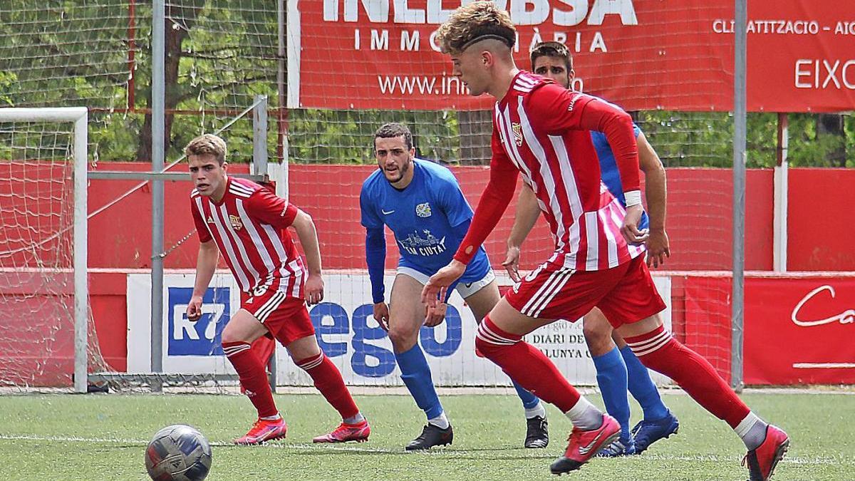 Èrik Rafael es disposa a transformar el penal comès per Ángel que va atorgar avantatge als locals